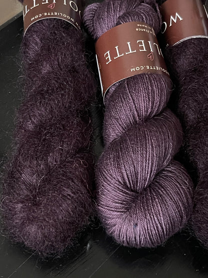 Détail texture laine Cybele mérinos nylon coloris prune sombre Moody Wooliette