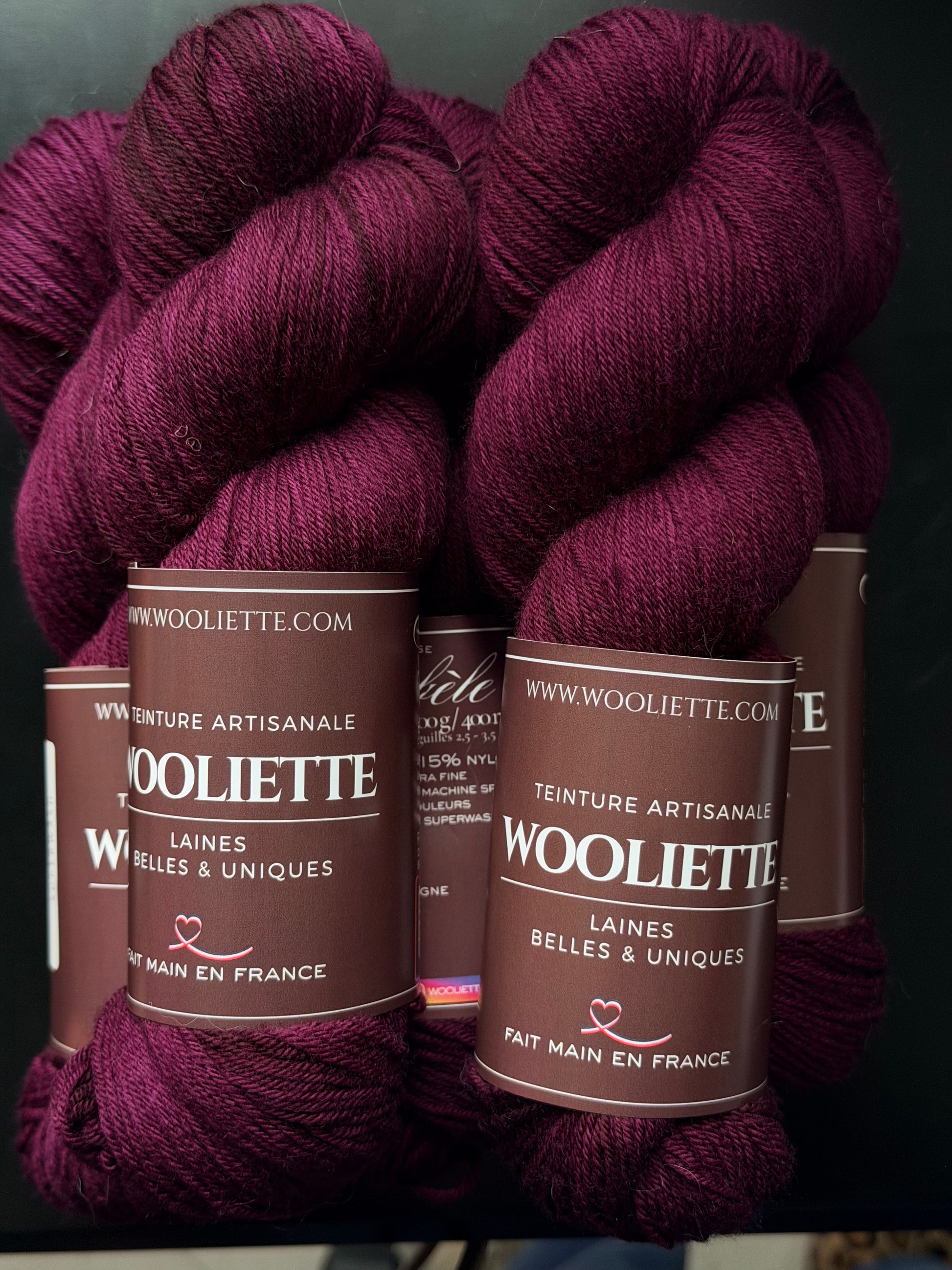 Laine fingering merinos prune cabernet teinte à la main Wooliette