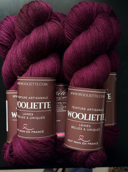 Laine fingering merinos prune cabernet teinte à la main Wooliette