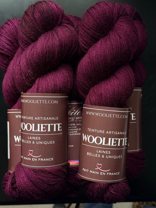 Laine fingering merinos prune cabernet teinte à la main Wooliette