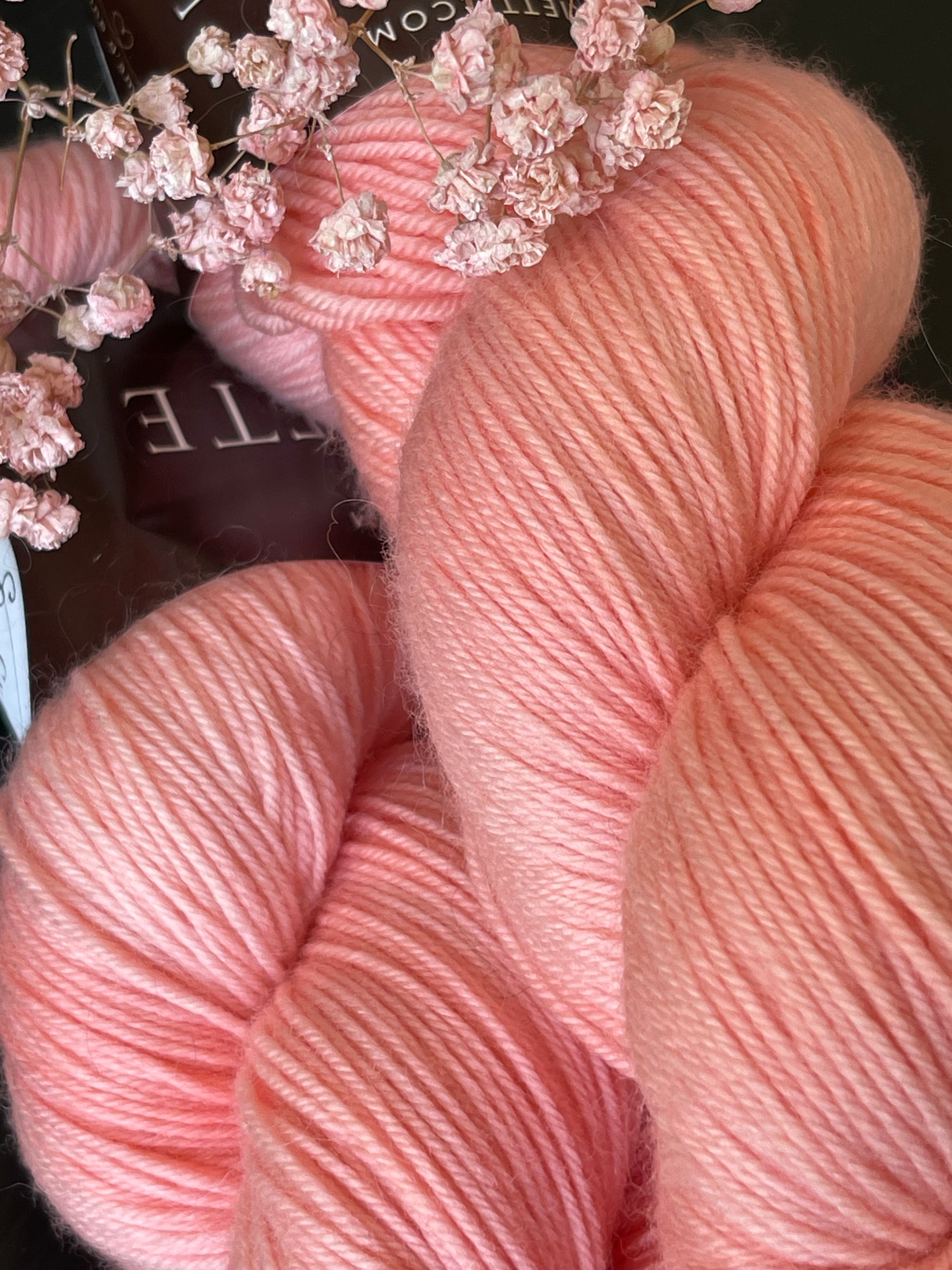 Écheveau laine mérinos nylon fingering Coral Blush 100g 400m rose abricot pêche Wooliette