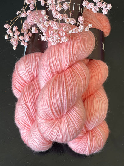Laine Cybele Fingering mérinos nylon Coral Blush rose abricot teinte main Wooliette