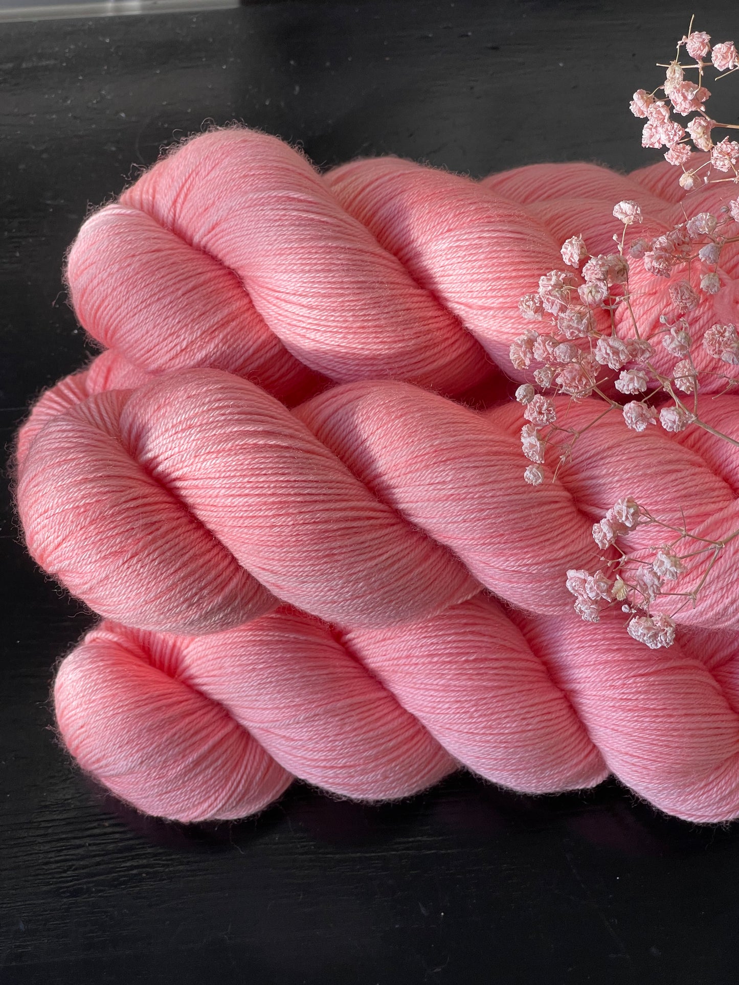 Détail texture laine Cybele mérinos nylon coloris rose gourmand Chamallow Wooliette