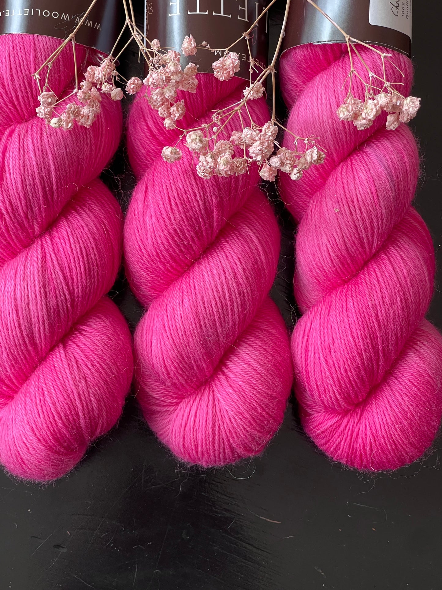 Écheveau laine mérinos nylon fingering Gemma 100g 400m rose fuchsia éclatant Wooliette