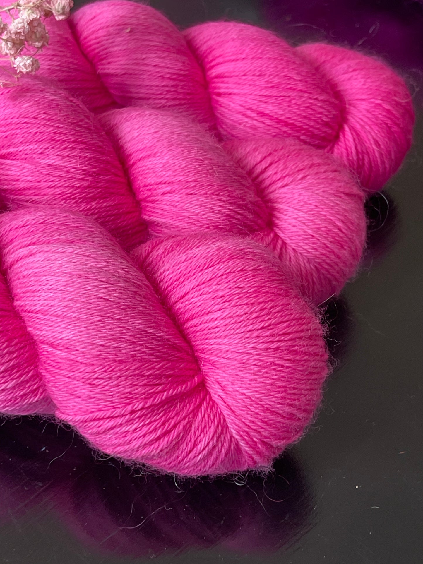 Laine Cybele Fingering mérinos nylon Gemma rose fuchsia teinte main Wooliette