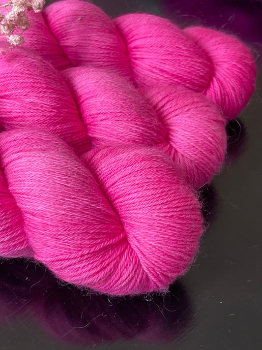 Laine Cybele Fingering mérinos nylon Gemma rose fuchsia teinte main Wooliette