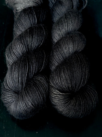 Écheveau laine mérinos soie et yak fingering Blacklisted 120g 480m noir anthracite Wooliette