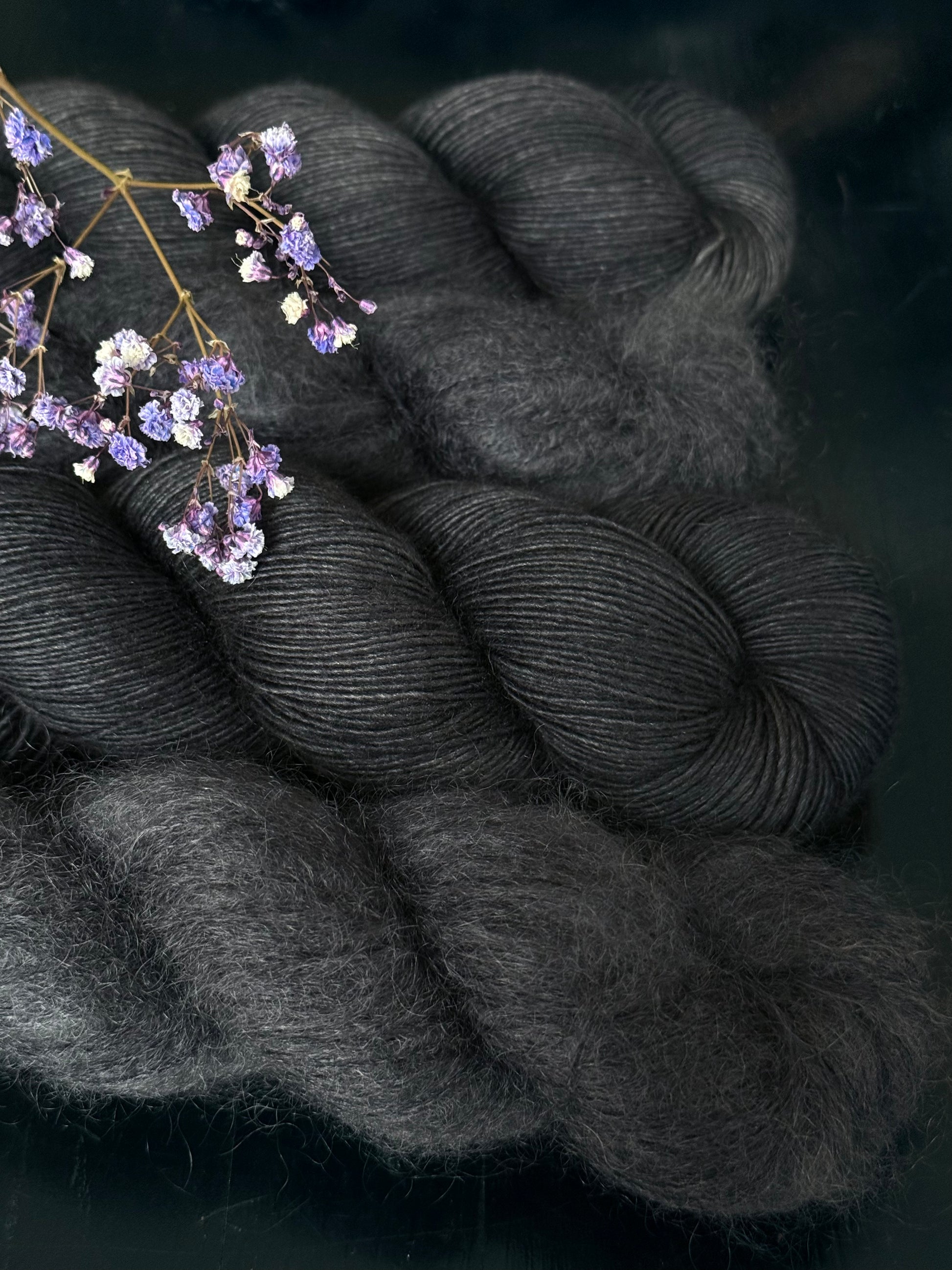 Détail texture laine Yalux base grise coloris anthracite chiné Blacklisted Wooliette