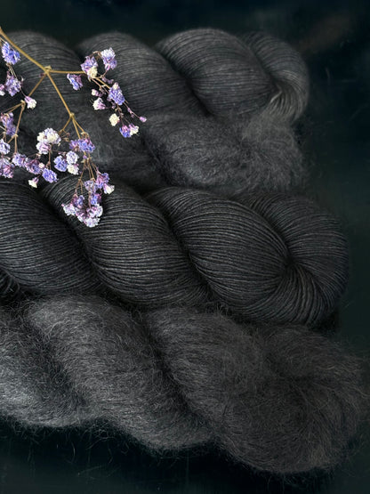 Détail texture laine Yalux base grise coloris anthracite chiné Blacklisted Wooliette