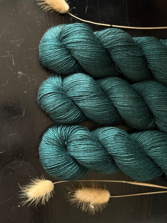 Laine Yalux Fingering mérinos soie yak Brocéliande bleu canard teinte main Wooliette
