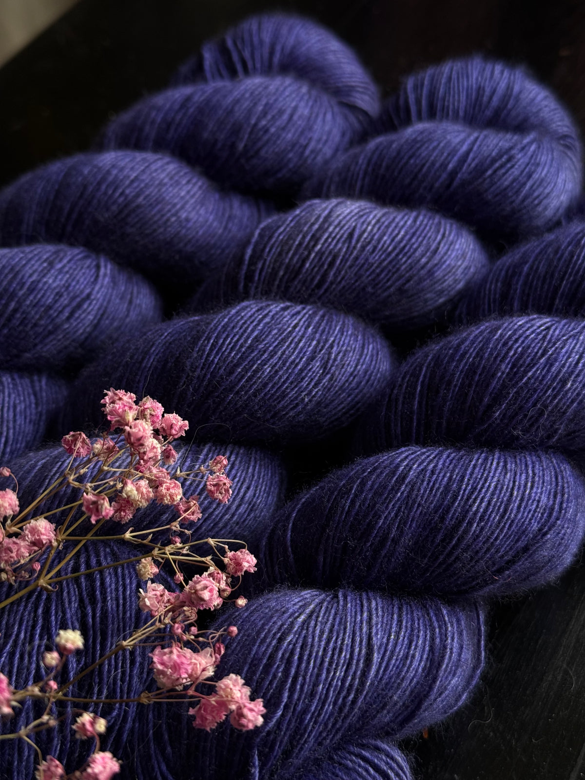 Écheveau laine mérinos soie et yak fingering Betty Blue 120g 480m bleu indigo profond Wooliette