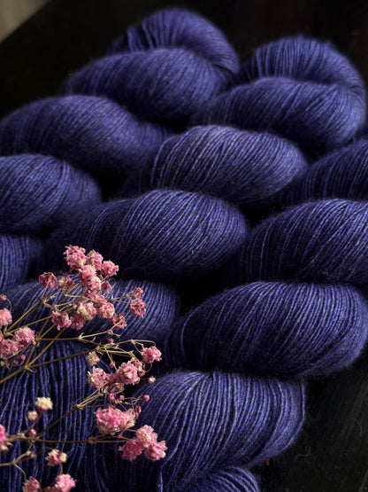 Écheveau laine mérinos soie et yak fingering Betty Blue 120g 480m bleu indigo profond Wooliette