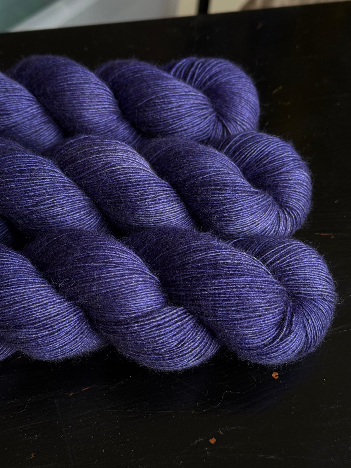 Détail texture laine Yalux base grise coloris bleu d'encre Betty Blue Wooliette