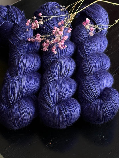 Laine Yalux Fingering mérinos soie yak Betty Blue bleu indigo teinte main Wooliette