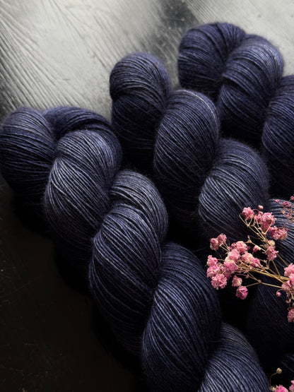 Écheveau laine mérinos soie et yak fingering Marina 120g 480m bleu marine profond Wooliette
