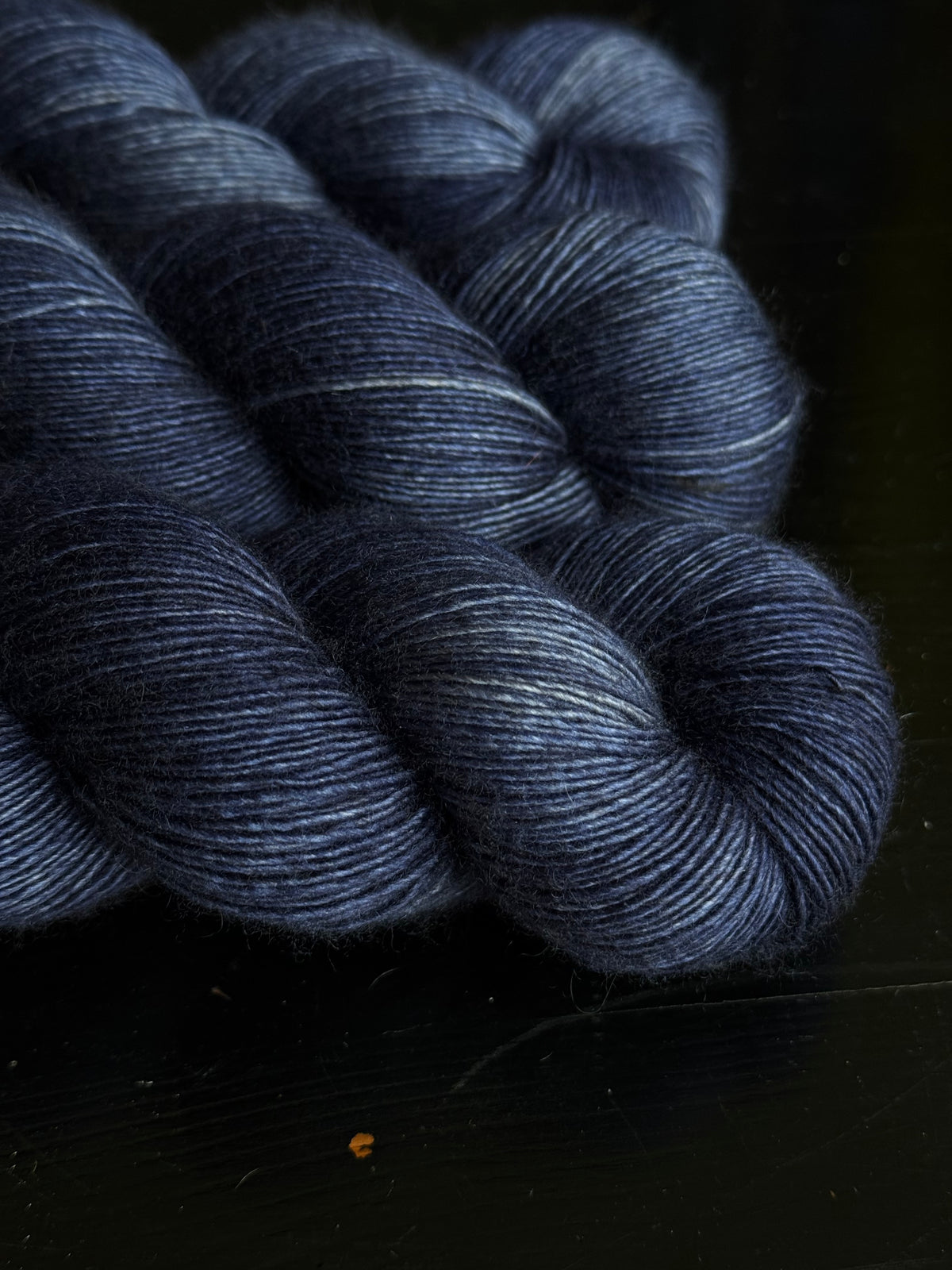 Détail texture laine Yalux base grise coloris bleu ardoise chiné Marina Wooliette