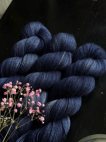 Laine artisanale bleu marine mérinos soie et yak fingering France Wooliette