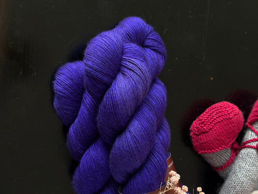 Laine Yalux Fingering mérinos soie yak Midnight in Paradise bleu violet teinte main Wooliette