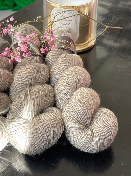 Laine Yalux Fingering mérinos soie yak écrue Plume couleur naturelle du yak Wooliette