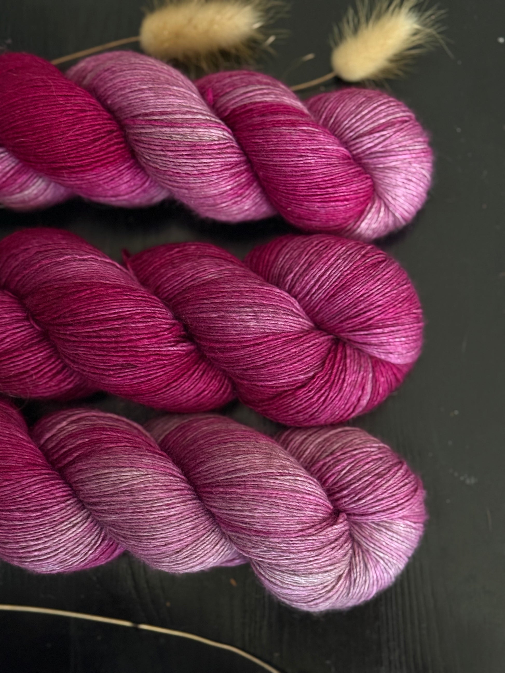 Détail texture laine Yalux base grise coloris fuchsia dégradé Rouge Frisson Wooliette