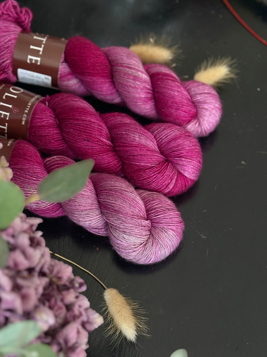 Laine Yalux Fingering mérinos soie yak Rouge Frisson fuchsia framboise teinte main Wooliette