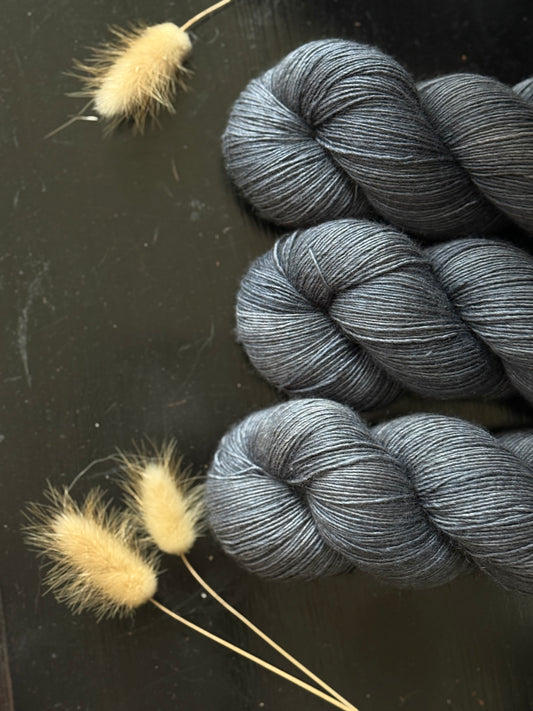 Laine Yalux Fingering mérinos soie yak Nebulae gris ardoise teinte main Wooliette