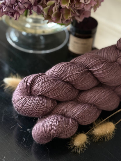 Écheveau laine mérinos soie et yak fingering Souvenir de Soie 120g 480m mauve bois de rose Wooliette