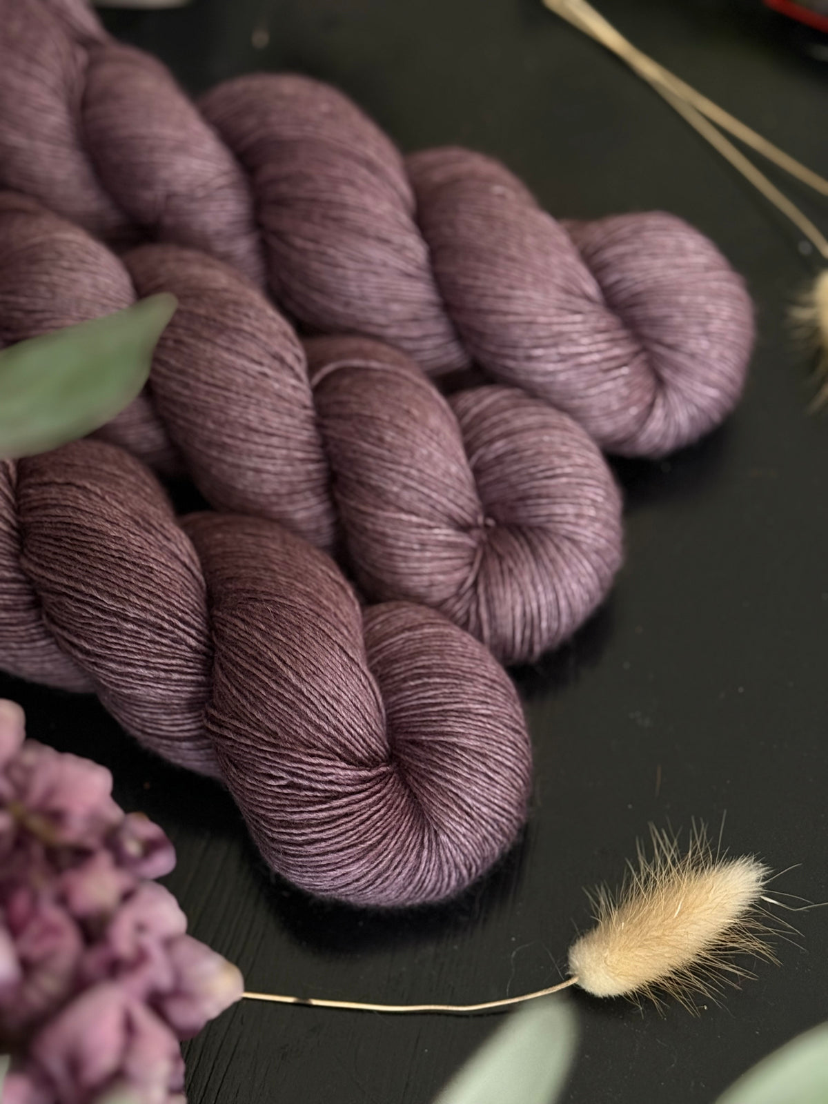 Détail texture laine Yalux base grise coloris mauve poudré Souvenir de Soie Wooliette