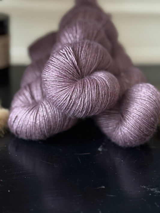 Laine Yalux Fingering mérinos soie yak Souvenir de Soie mauve grisé teinte main Wooliette