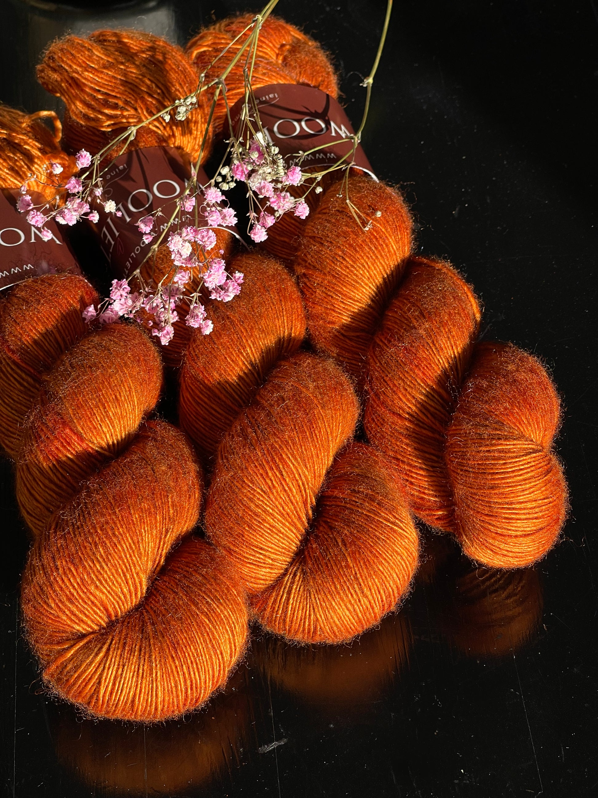 Détail texture laine Yalux base grise coloris orange terre brûlée Spicy Wooliette