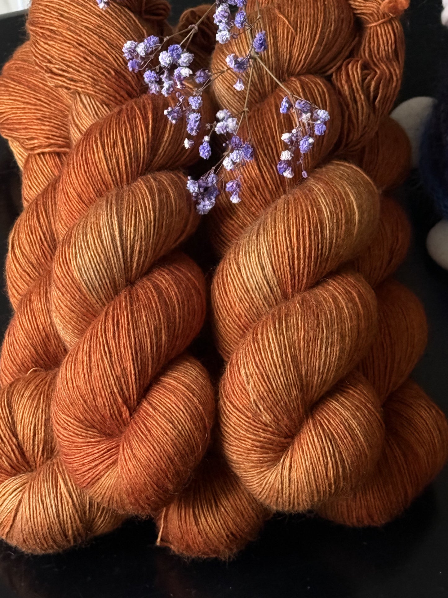 Écheveau laine mérinos soie et yak fingering Spicy Nuancé 120g 480m orange nuancé Wooliette