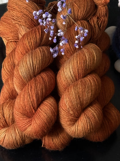 Écheveau laine mérinos soie et yak fingering Spicy Nuancé 120g 480m orange nuancé Wooliette