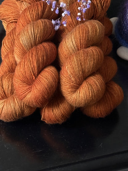 Détail texture laine Yalux base grise coloris orange dégradé Spicy Nuancé Wooliette