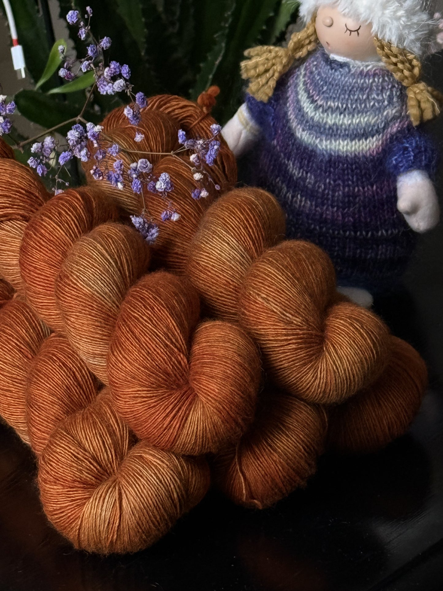Laine Yalux Fingering mérinos soie yak Spicy Nuancé orange rouille dégradé teinte main Wooliette