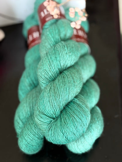 Détail texture laine Yalux base grise coloris vert d'eau chiné Bora Bora Wooliette