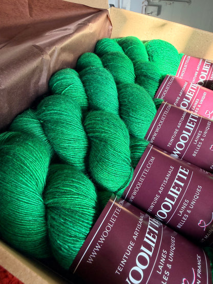 Détail texture laine Yalux base grise coloris vert Verde Wooliette