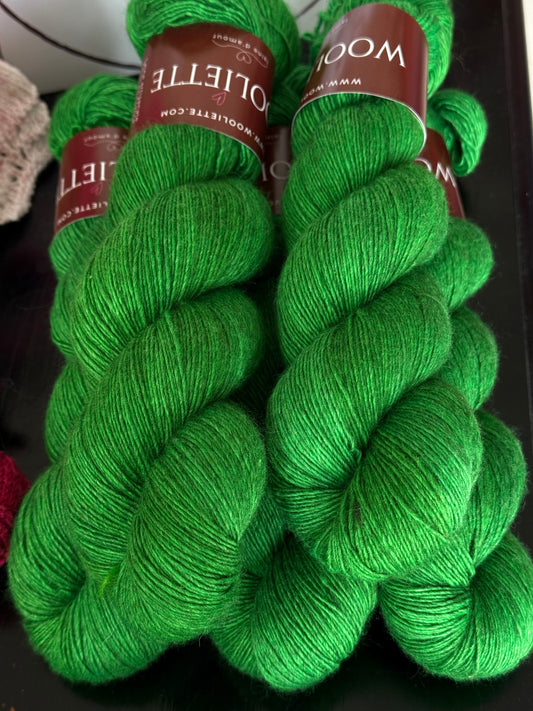 Laine Yalux Fingering mérinos soie yak Verde vert prairie teinte main Wooliette