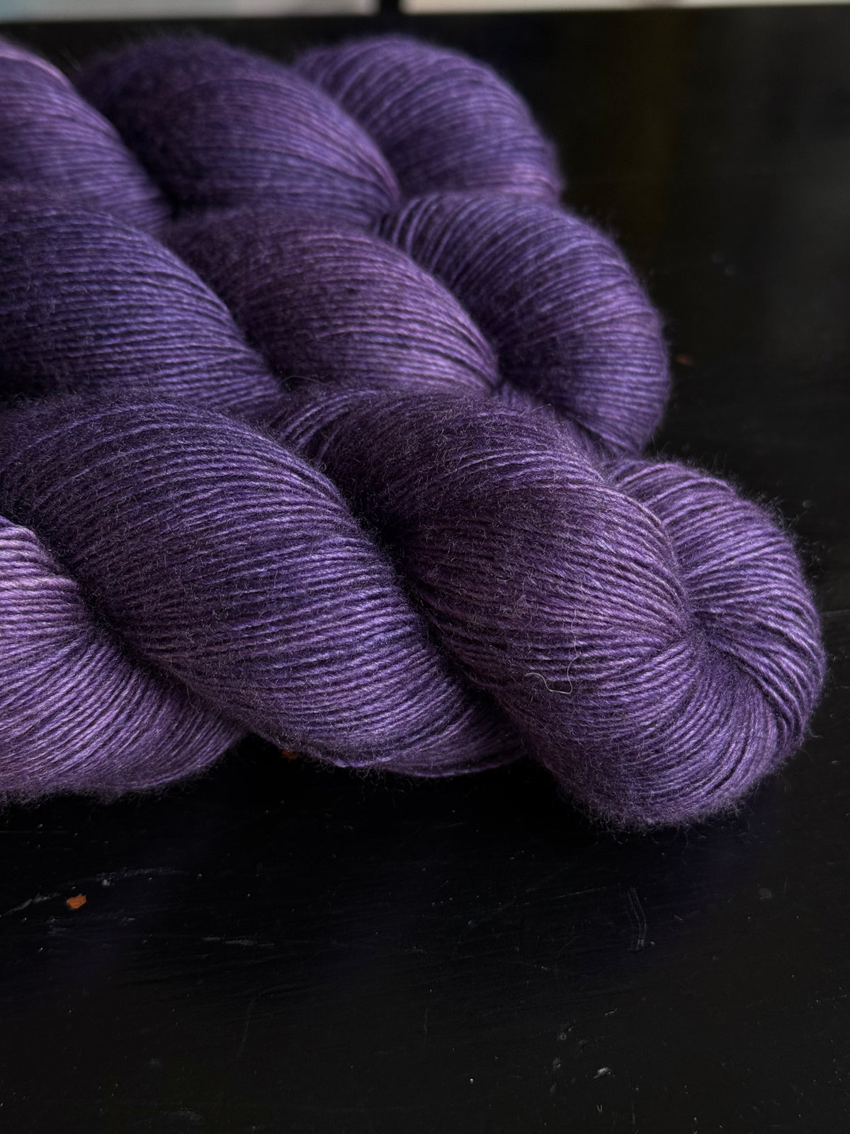 Écheveau laine mérinos soie et yak fingering Iris 120g 480m violet aubergine Wooliette