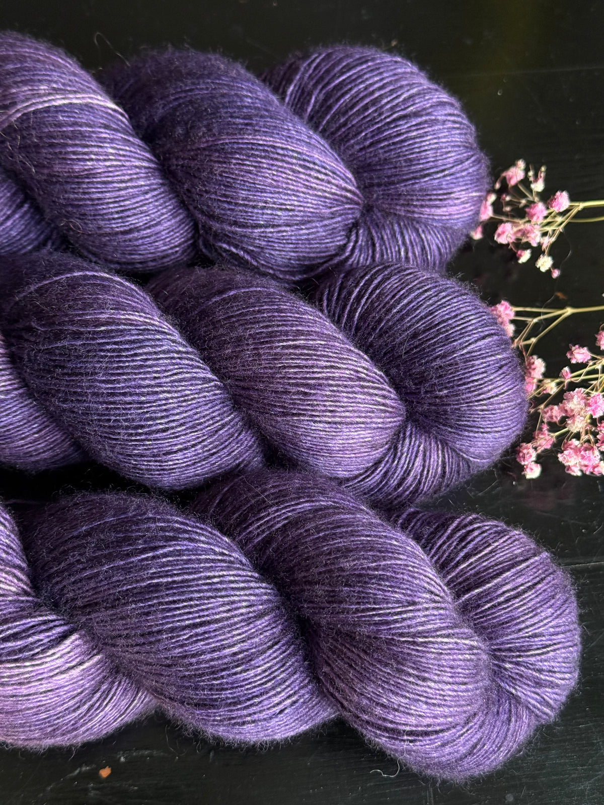 Détail texture laine Yalux base grise coloris violet sombre chiné Iris Wooliette