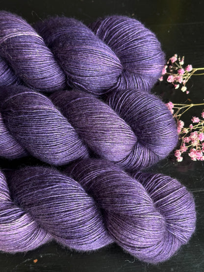 Détail texture laine Yalux base grise coloris violet sombre chiné Iris Wooliette