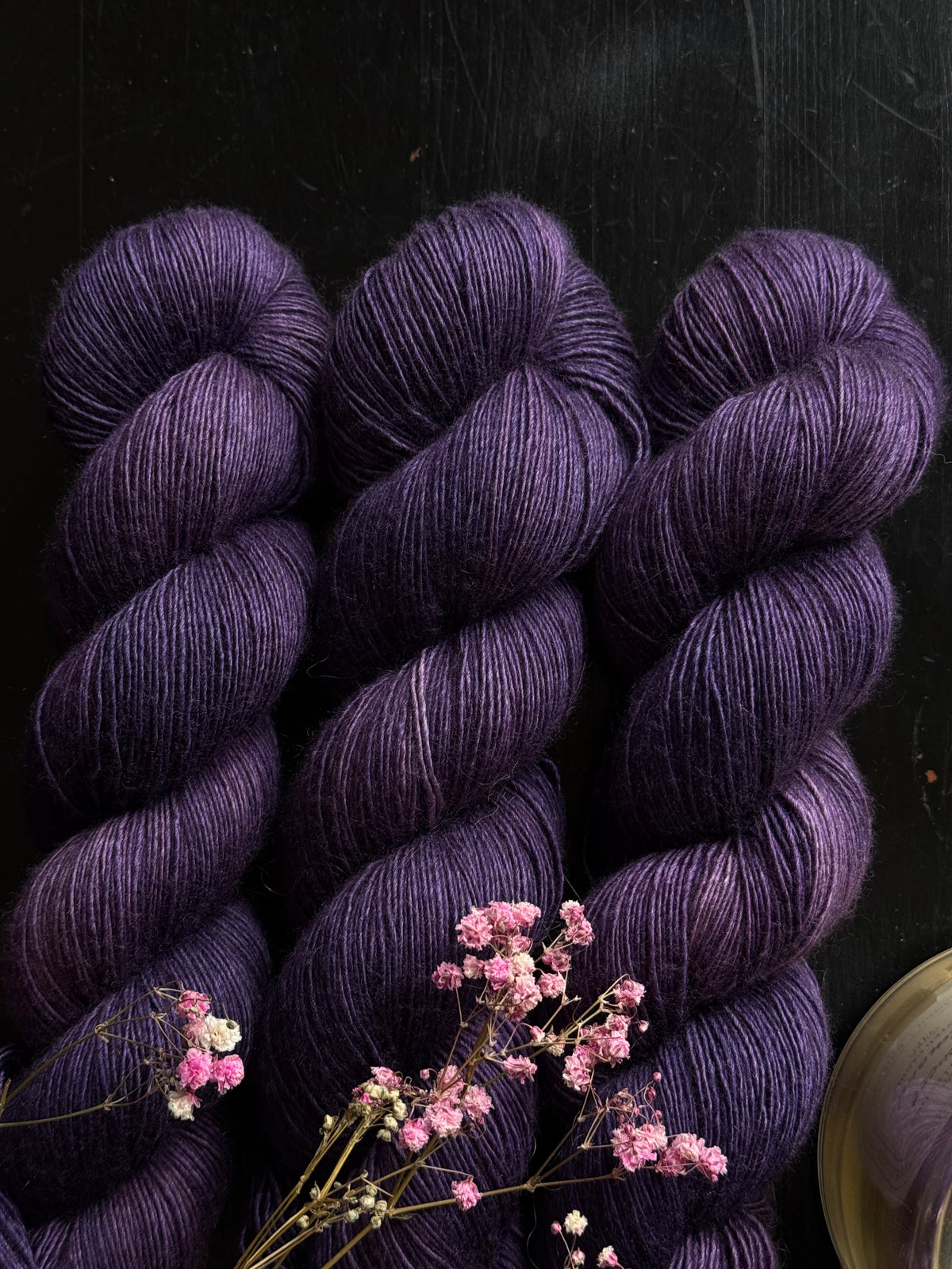Laine Yalux Fingering mérinos soie yak Iris violet profond teinte main Wooliette
