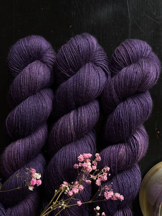 Laine Yalux Fingering mérinos soie yak Iris violet profond teinte main Wooliette