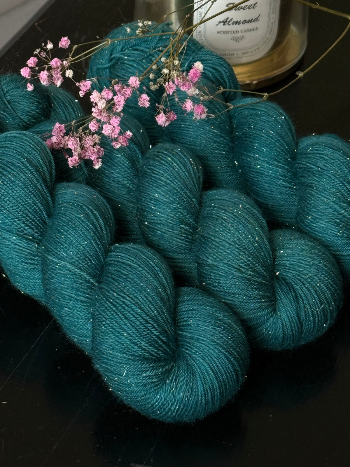Détail texture laine Bimba mérinos Stellina dorée coloris bleu vert profond Brocéliande Wooliette