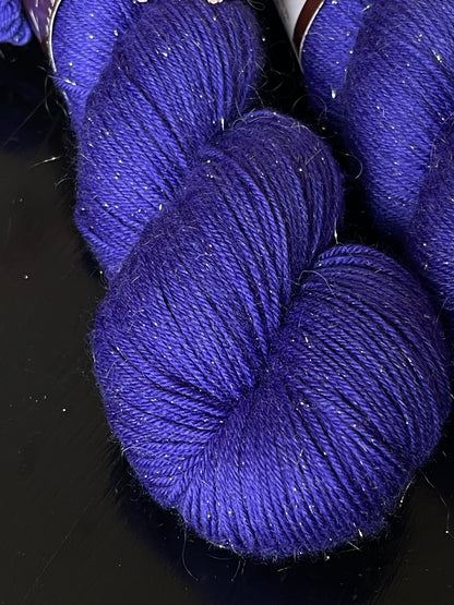 Détail texture laine Bimba mérinos Stellina dorée coloris indigo violacé Betty Blue Wooliette