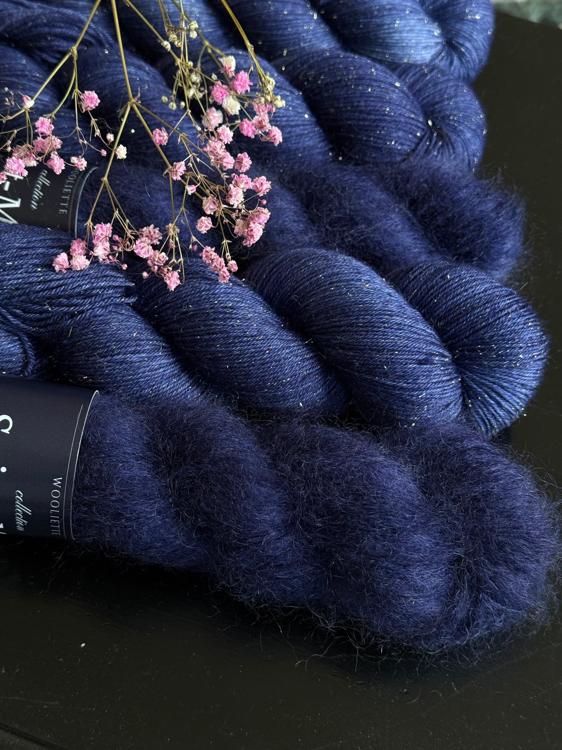 Détail texture laine Bimba mérinos Stellina dorée coloris bleu nuit Mamy Blue Wooliette