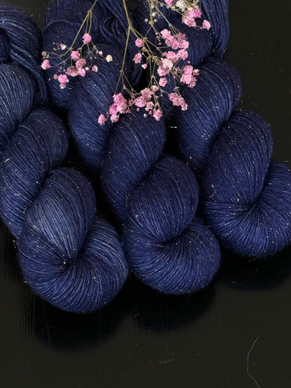 Écheveau laine à chaussettes pailletée fingering Mamy Blue 100g 400m bleu marine foncé Wooliette