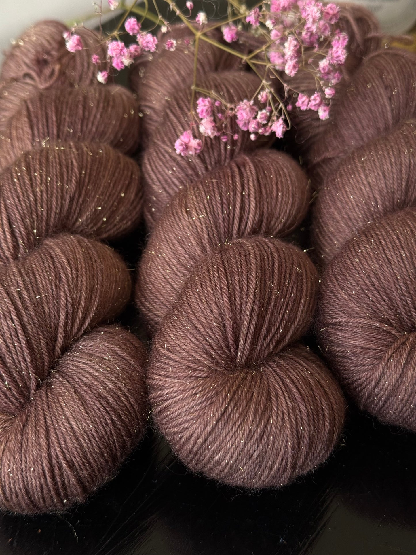 Détail texture laine Bimba mérinos Stellina dorée coloris brun profond La Dame de Fer Wooliette