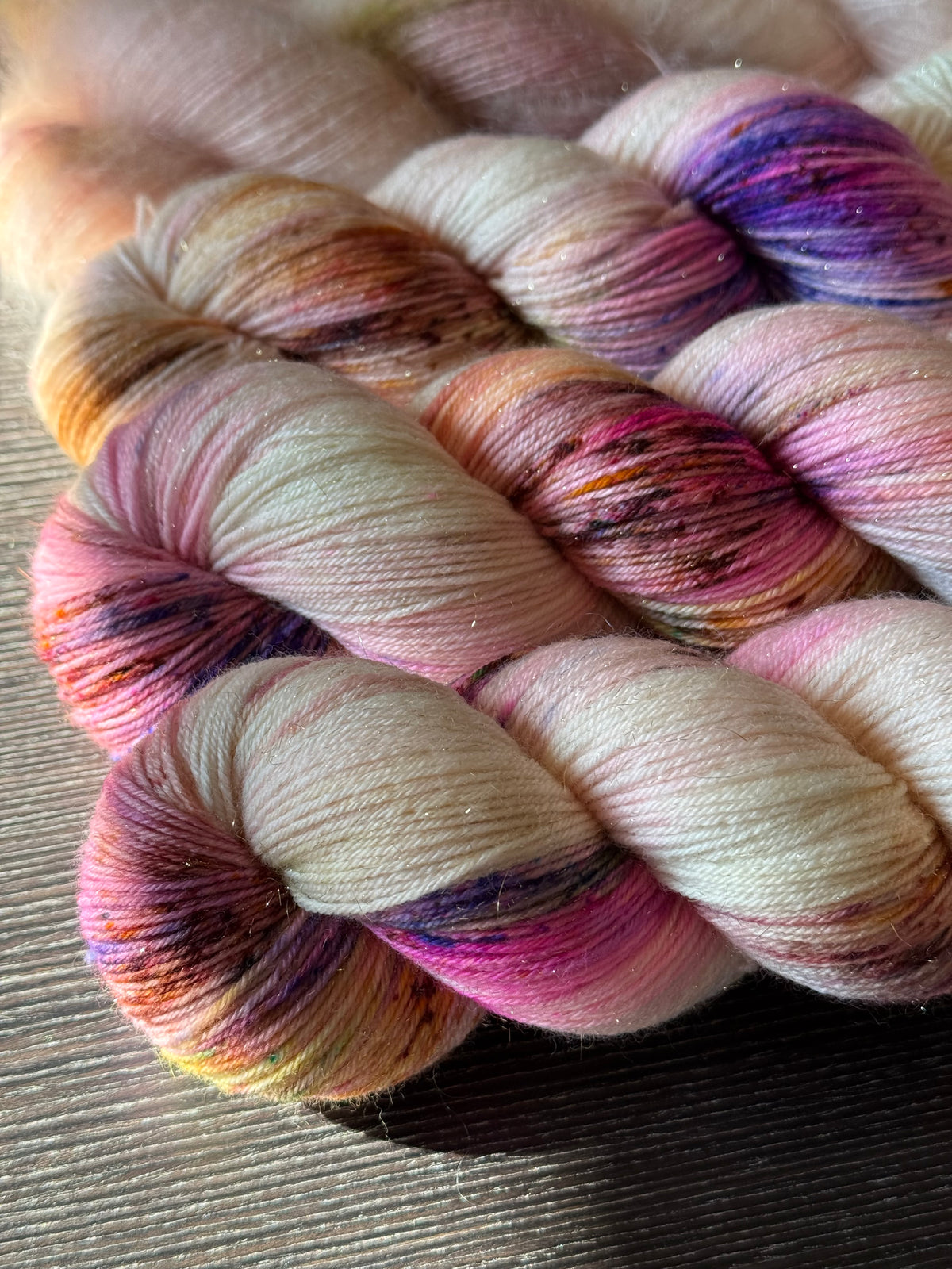 Écheveau laine à chaussettes pailletée multicolore Tentation 100g 400m écru rose et violet Wooliette