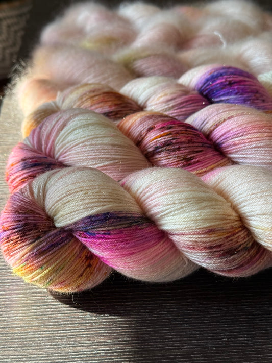 Laine Bimba Fingering mérinos nylon Stellina Tentation écru moucheté rose teinte main Wooliette