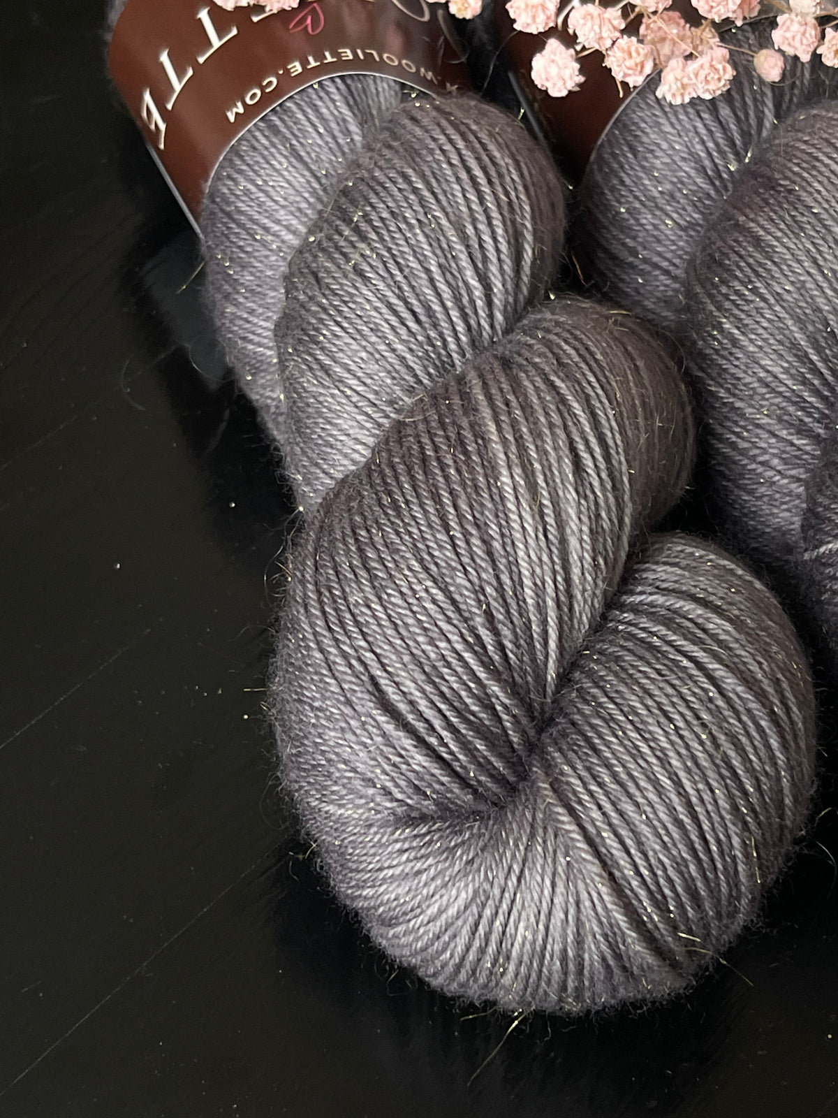 Détail texture laine Bimba mérinos Stellina dorée coloris gris Minnie Wooliette